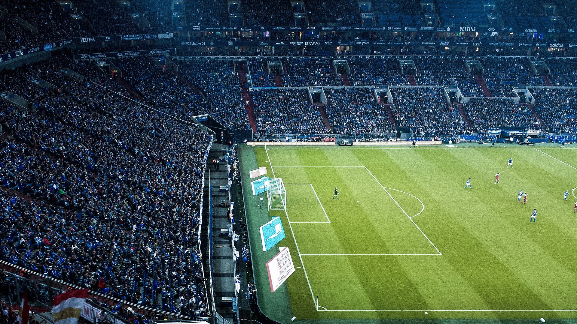 米兰电竞-球员家庭成员在球场观战成为温情点缀，球员队员